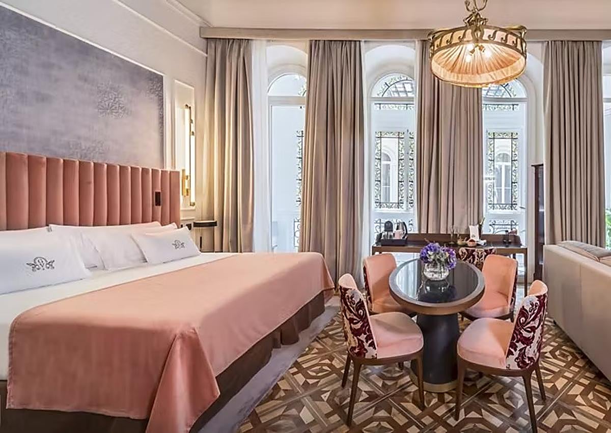 Imagen secundaria 1 - Distintos espacios de este hotel de lujo en Granada. 