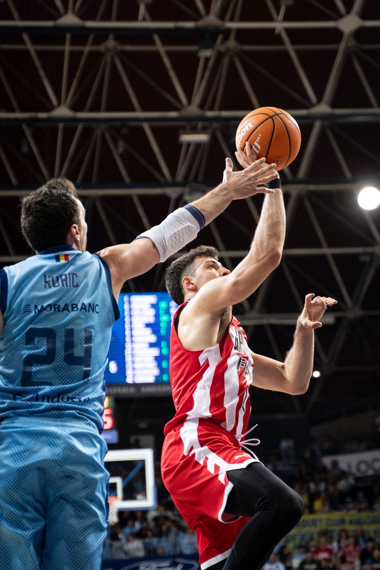 Maxi Fjellerup busca el enceste contra el Morabanc Andorra.