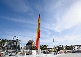 Izado de la bandera de 96 metros cuadrados a la entrada del Puerto de Almería.