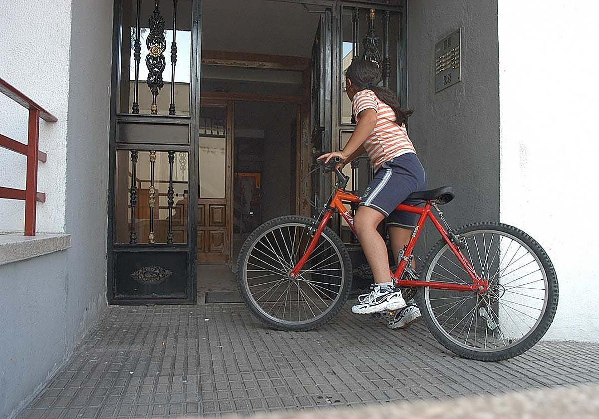 La ley aclara si se puede dejar la bicicleta en el portal del edificio.