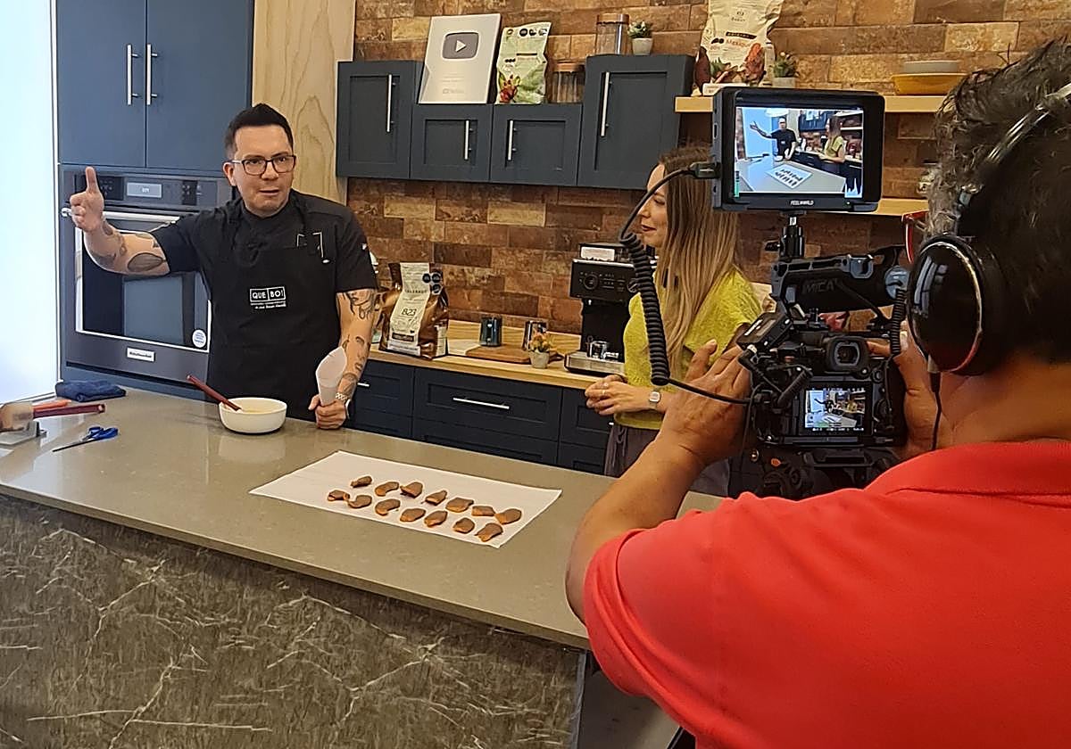 El equipo, durante la grabación del documental con el chef mexicano José Ramón Castillo.