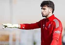 Ander Astralaga hace una señal durante un entrenamiento.