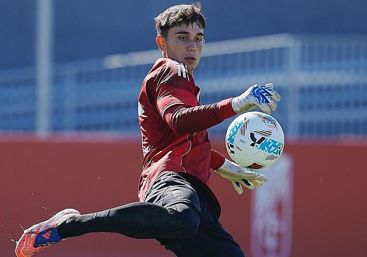 Iker García golpea un balón durante un entrenamiento de la semana.