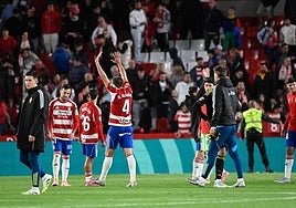 Los futbolistas del Granada brindan la victoria contra el Zaragoza a la afición.