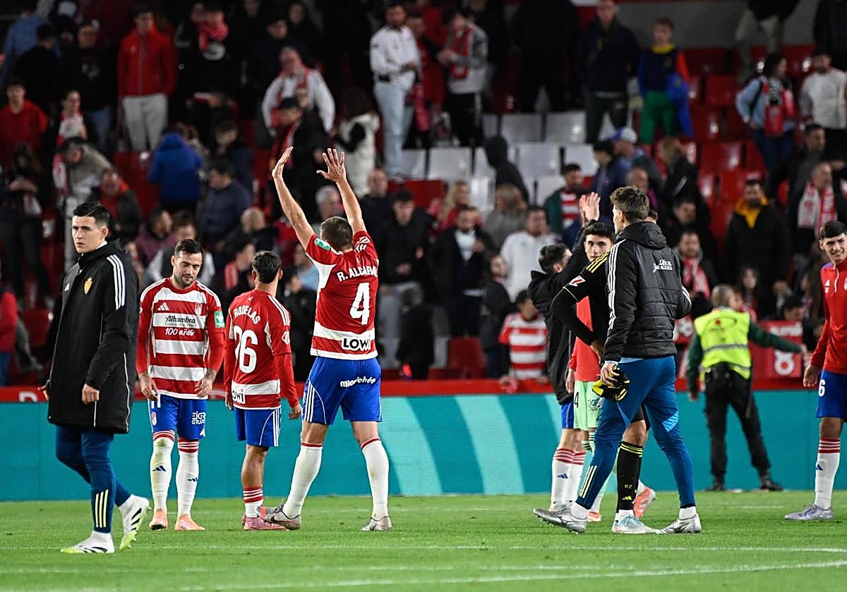 Los futbolistas del Granada brindan la victoria contra el Zaragoza a la afición.