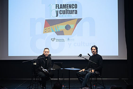 El bailaor granadino Manuel Liñán y el artista Ernesto Artillo, durante el encuentro que mantuvieron ayer para hablar de su trabajo.