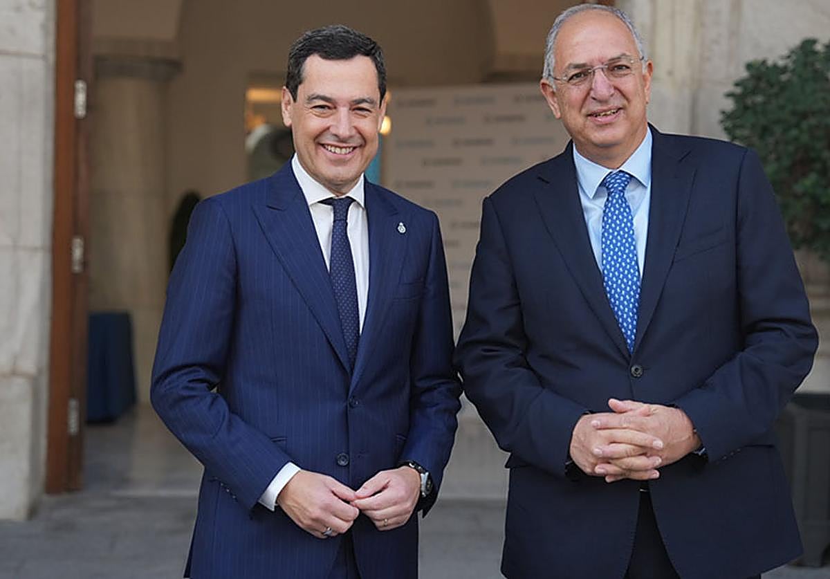 El presidente de la Junta de Andalucía, Juanma Moreno, en Cádiz, junto al comisario de Pesca y Océanos de la Comisión Europea, Costas Kadis.