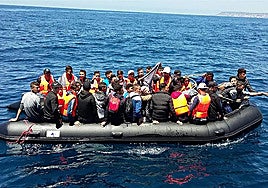 Salvamento rescata a diez migrantes de una neumática a la deriva en Cabo de Gata