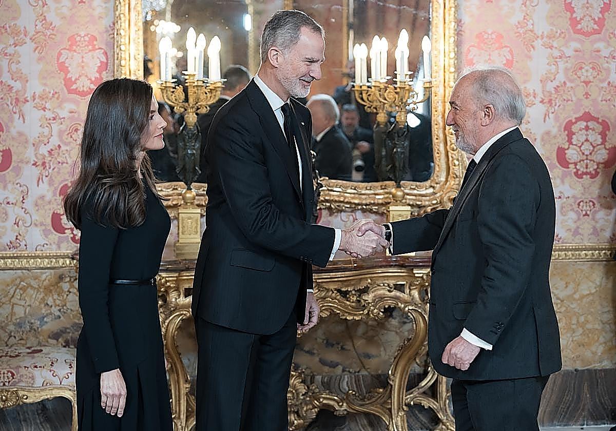 Santiago Muñoz Machado saluda a los Reyes de España