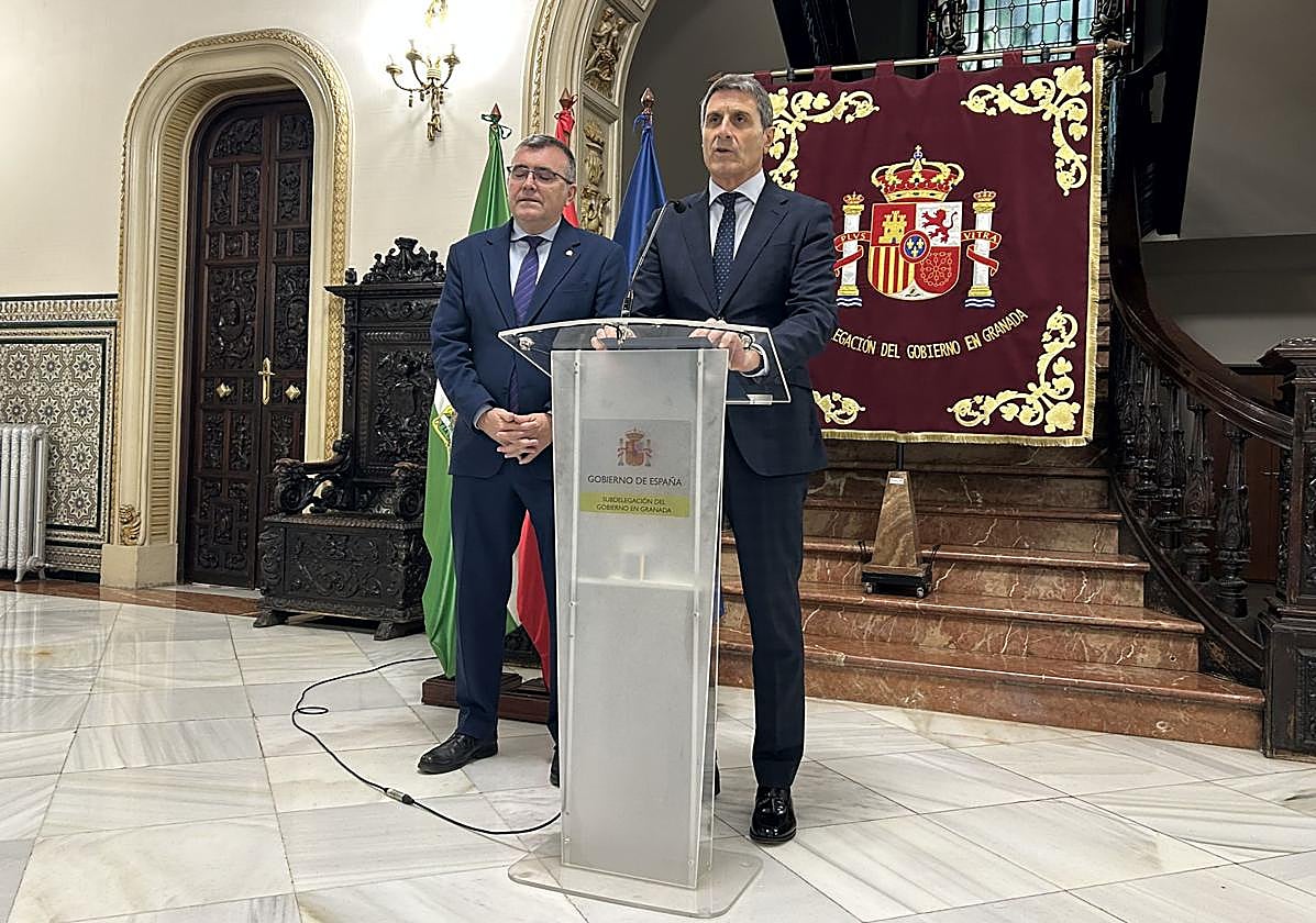 El subdelegado del Gobierno, José Antonio Montilla, y el delegado del Gobierno, Pedro Fernández, en rueda de prensa.