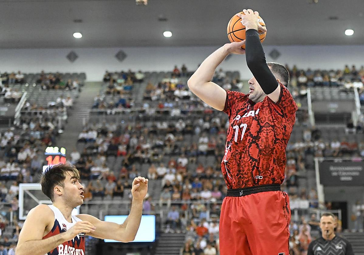 Beqa Burjanadze anotó un triple en un momento importante.