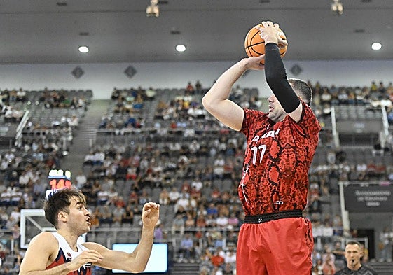 Beqa Burjanadze anotó un triple en un momento importante.