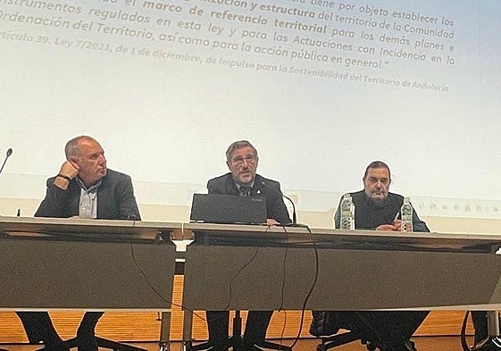 El delegado de Fomento, Miguel Contreras, junto a dos técnicos, en la presentación del POTA.