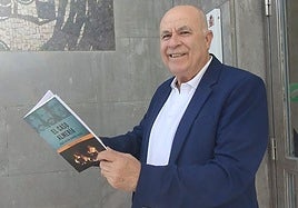 Antonio Torres, con un ejemplar del libro, frente a la Audiencia Provincial de Almería.