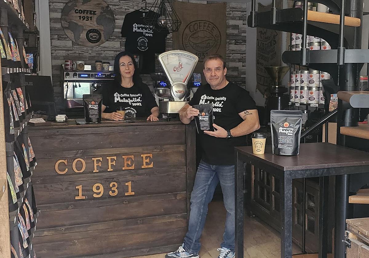 María y Fran con una bolsa del café 'Malafollá'.