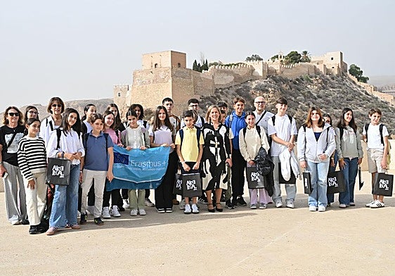 La concejala Amalia Martín, con el grupo de estudiantes de Cerveteri.