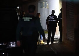 Agentes inspeccionan la vivienda tras el incendio de Las Gabias.