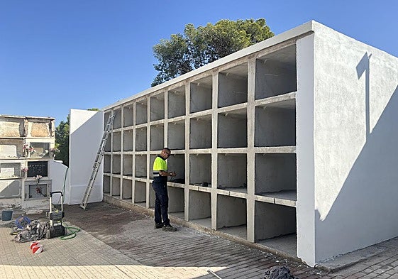 Los nuevos nichos del camposanto de Salobreña.