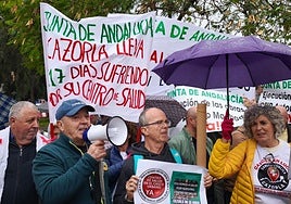 Protesta de vecinos de Cazorla ante la puerta del Parlamento de Andalucía.