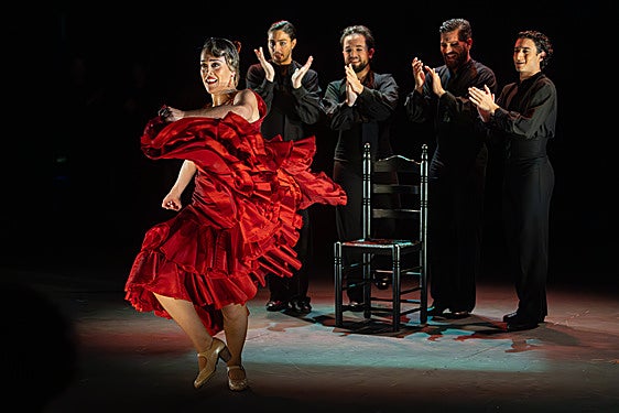 Patricia Guerrero taconea con ímpetu y poderío las tablas del teatro Alhambra al son de las palmas.