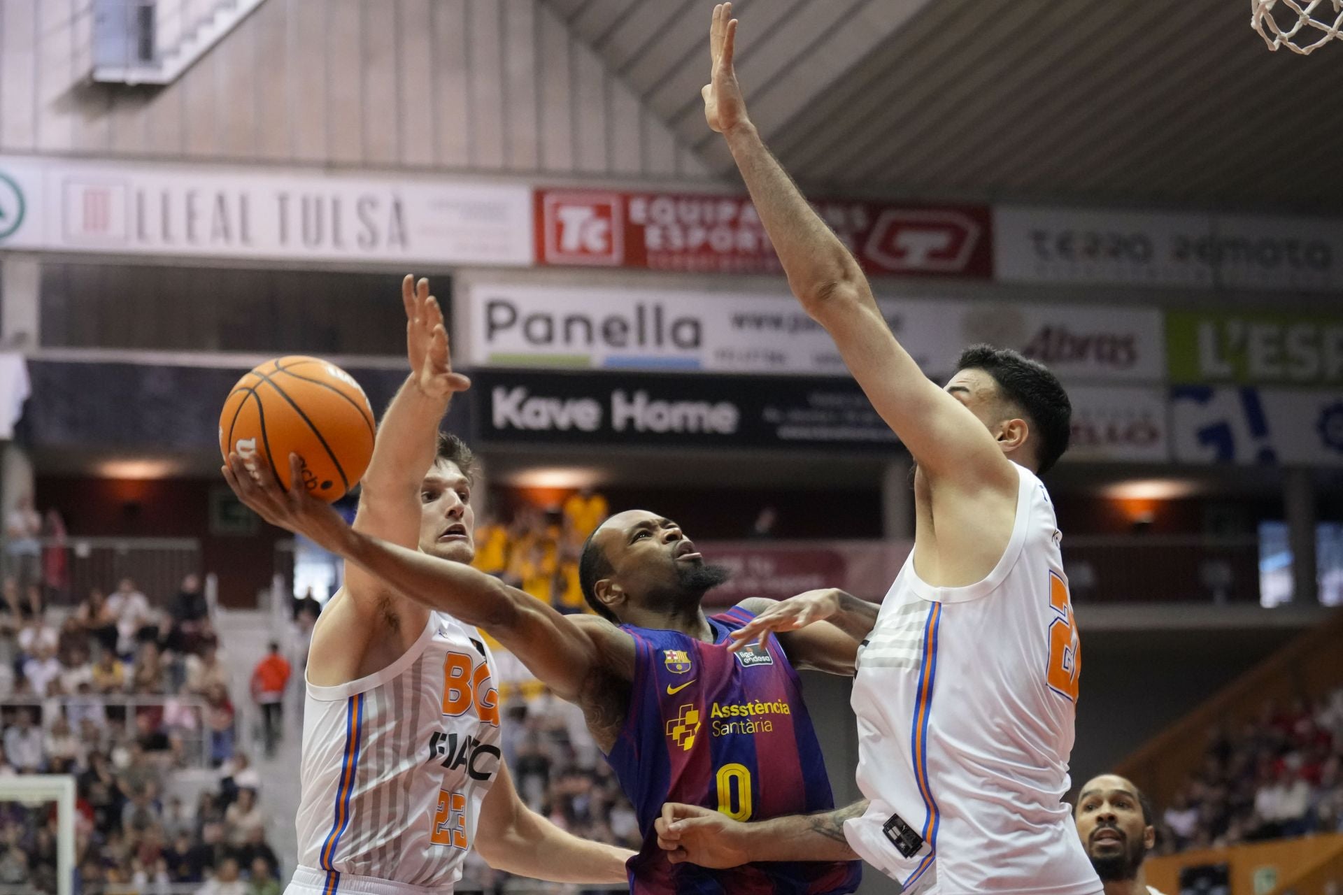 La defensa del Girona se centra en Kevin Punter.