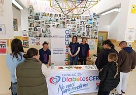 Stand de la Fundación Diabetes Cero en el IES Los Cahorros del Barrio de Monachil.