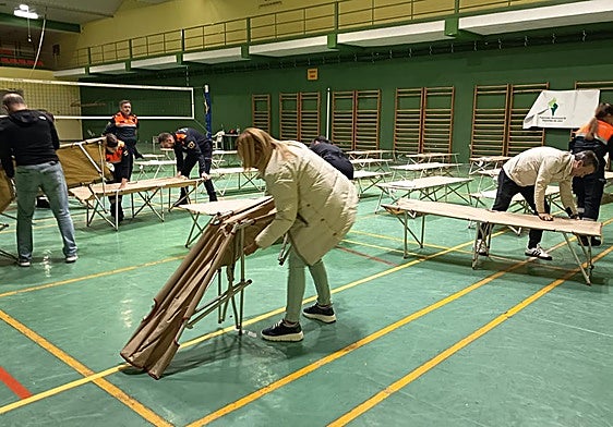 Colocación de las camas en La Salobreja.