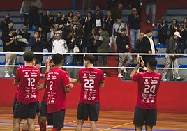 Los jugadores del Herogra Albolote aplauden a sus aficionados.