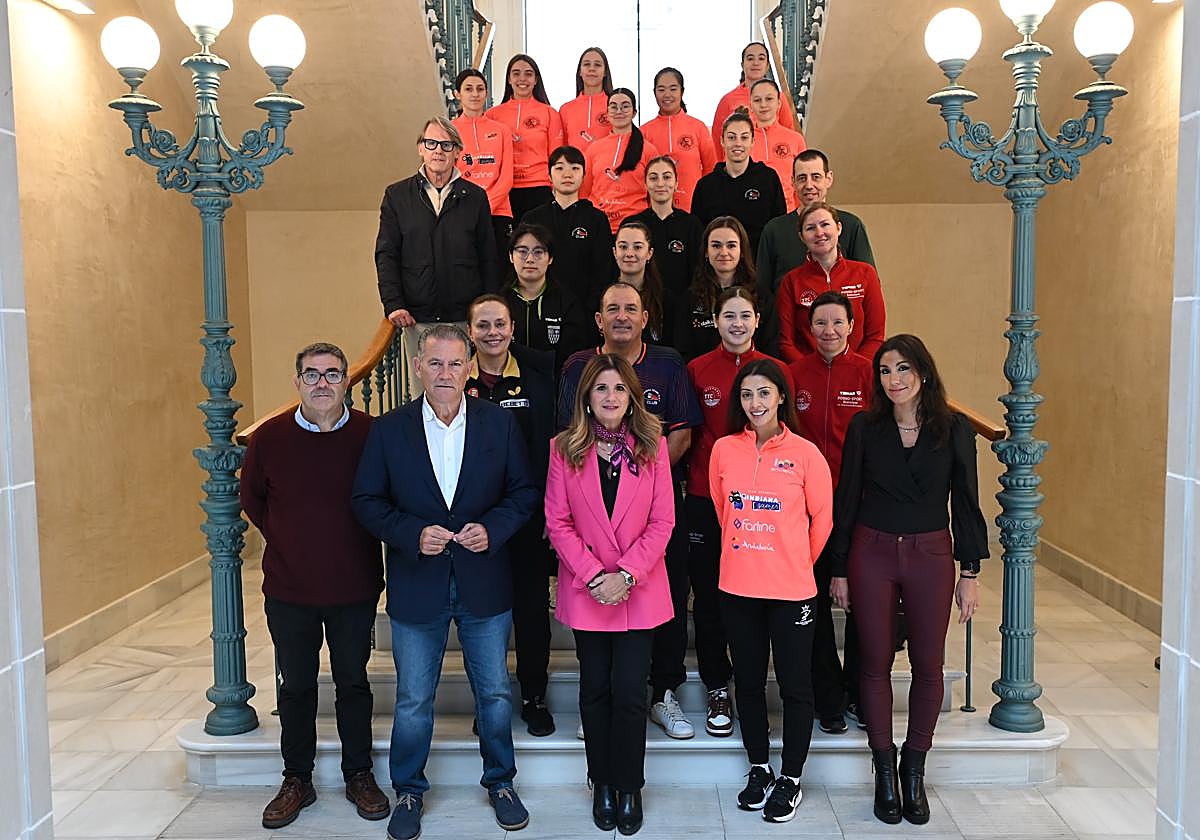 Recepción en el Ayuntamiento del Linares al equipo femenino local que compite en Europa.