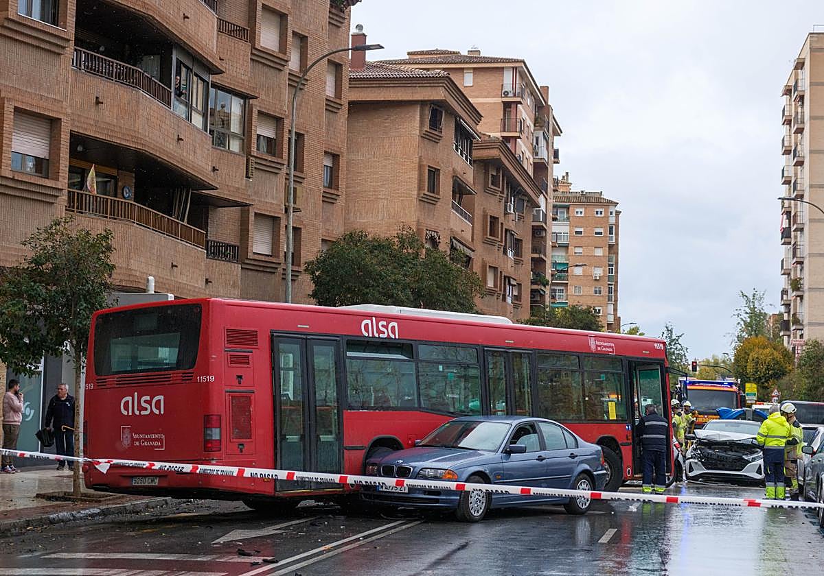 Las impactantes imágenes del accidente en la avenida Pablo Picasso de Granada