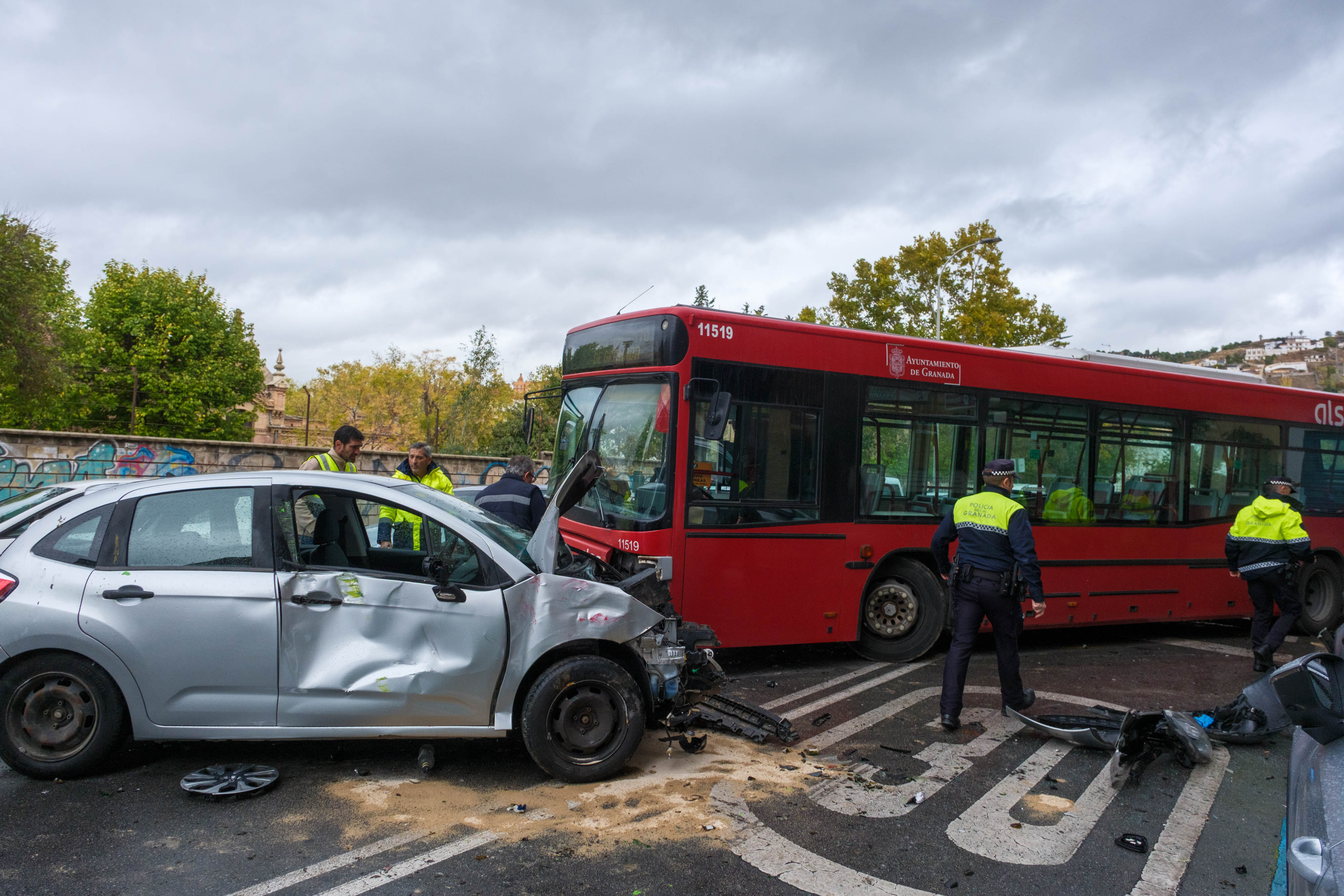 Las impactantes imágenes del accidente en la avenida Pablo Picasso de Granada