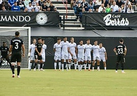 Embarba antes de marcar gol de falta