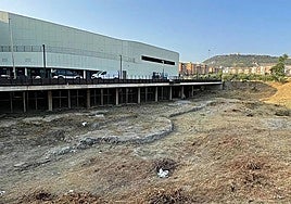 El Conservatorio con los restos arqueológicos en su zona trasera.