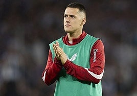 Urko Izeta aplaude al final de un partido del Athletic Club.