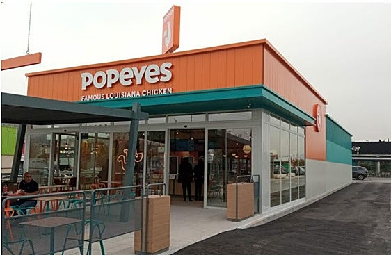 Abre un nuevo Popeyes en Granada.