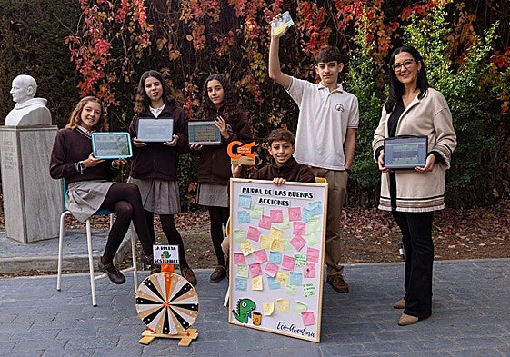 María, Inés, Cristina, Alexander y Miguel, con su profesora, Cristina Martínez y los premios que han conseguido con su trabajo