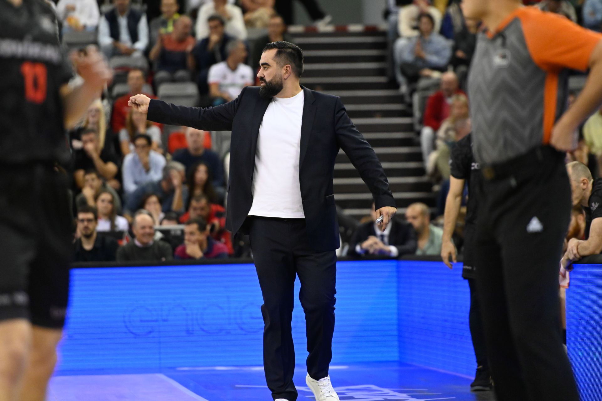 Ramón Díaz gesticula en el banda.