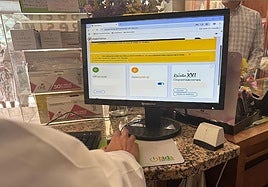 Un farmacéutico consulta el sistema electrónico de dispensación de medicamentos Receta XXI.