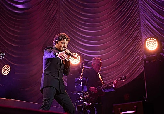 David Bisbal aparece en el escenario de la Plaza de Toros de Almería