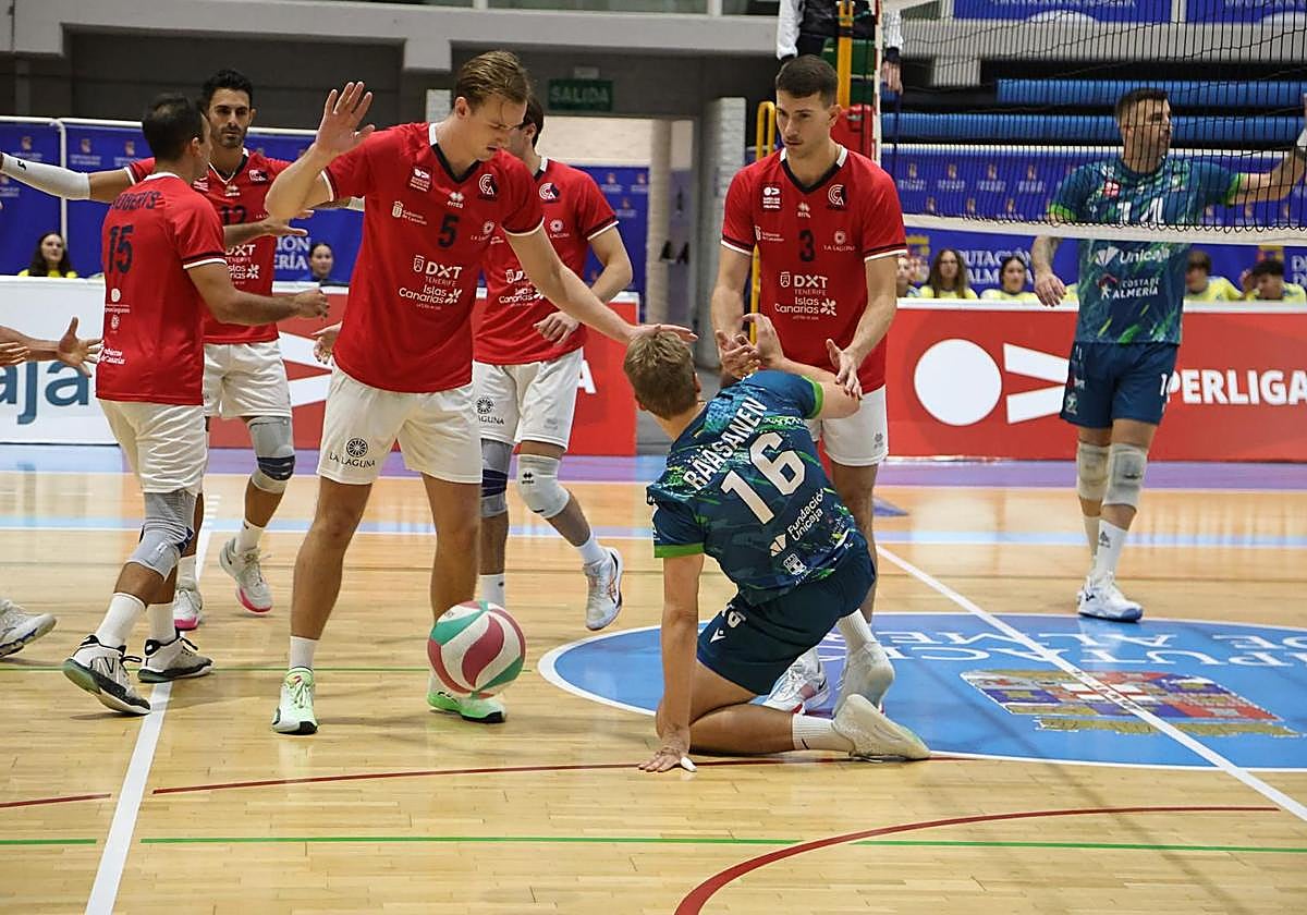 Sleuriink y Oliva ayudan a levantarse a Räsänen, en un partido con Unicaja 'maniatado'.