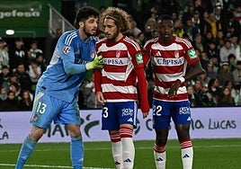 Astralaga trata de dar una indicación a Gagnidze en el partido.