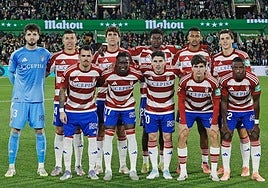 El once inicial del Granada en Santander.