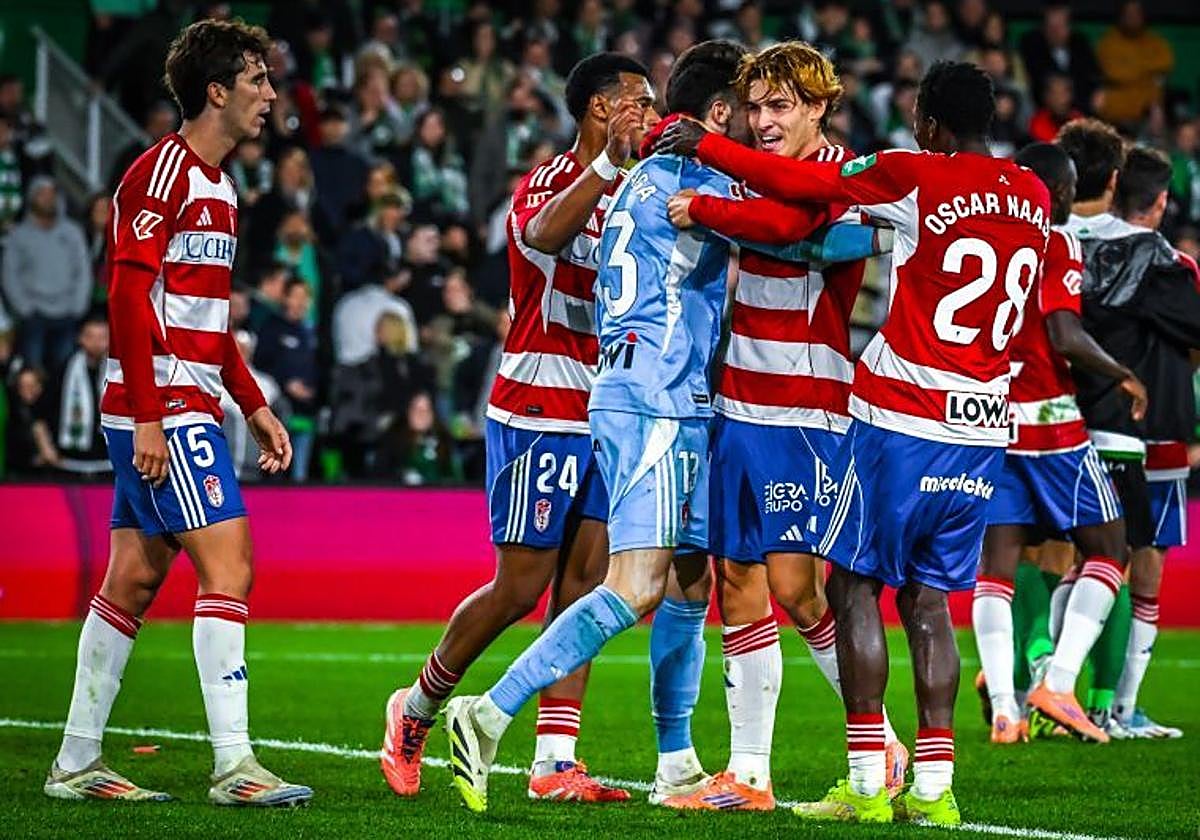 Los futbolistas del Granada felicitan a Ander Astralaga por sus paradas al final.