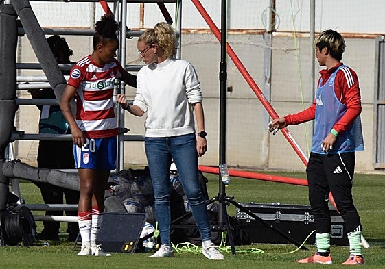 La entrenadora Irene Ferreras da indicaciones a la nazarí Jujuba durante el derbi del Granada contra el Sevilla.