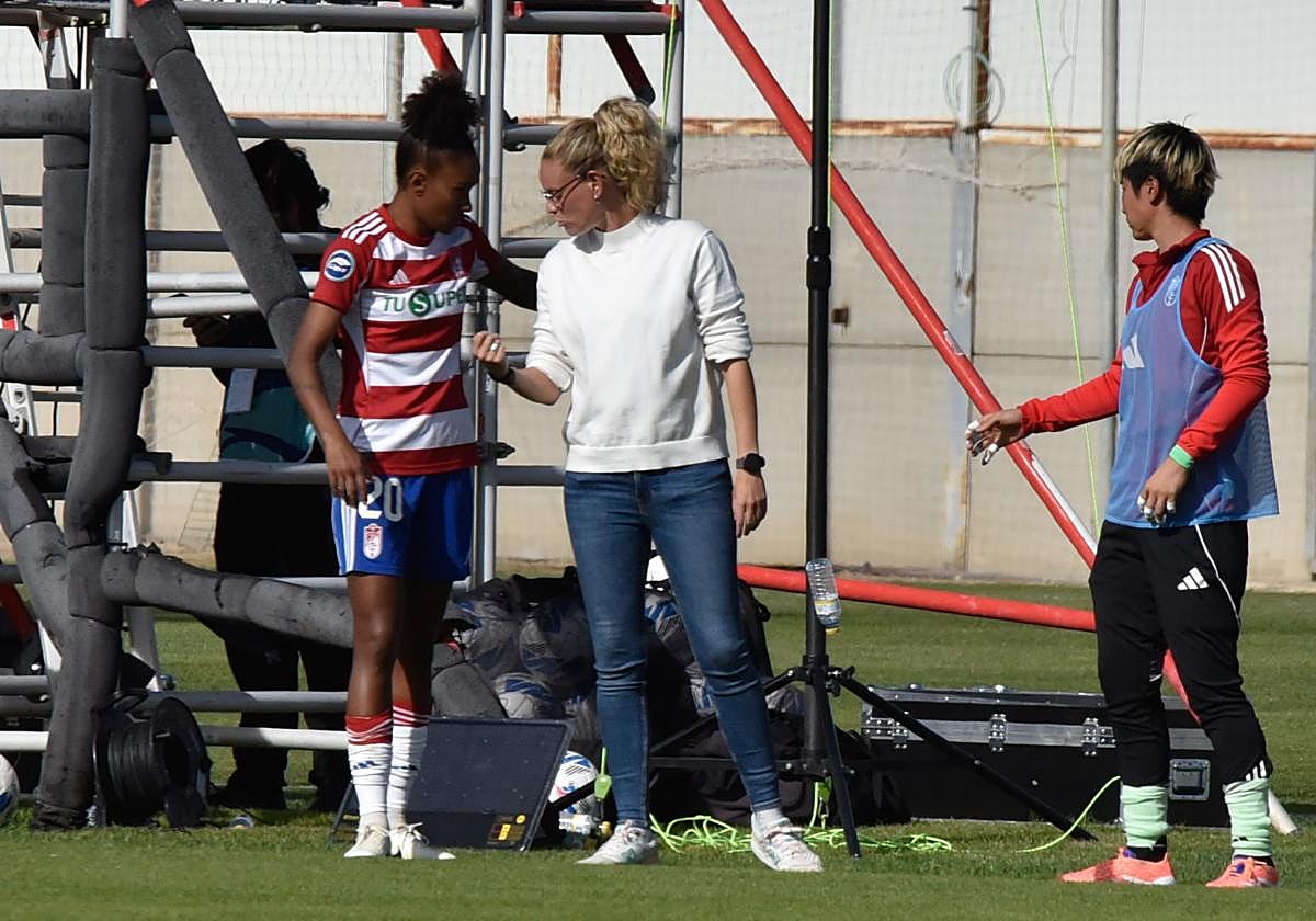 La entrenadora Irene Ferreras da indicaciones a la nazarí Jujuba durante el derbi del Granada contra el Sevilla.