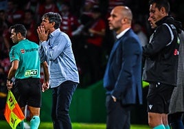 El entrenador Pacheta, durante el partido contra el Racing.
