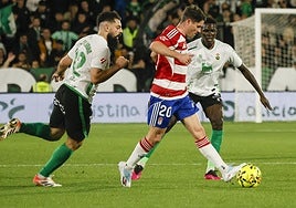 Sergio Ruiz conduce un balón entre futbolistas del Racing.