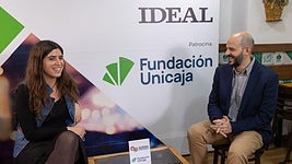 May R. Ayamonte, durante la entrevista de Suena Granada, en el Mesón Alegría.