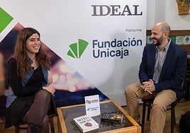 May R. Ayamonte, durante la entrevista de Suena Granada, en el Mesón Alegría.