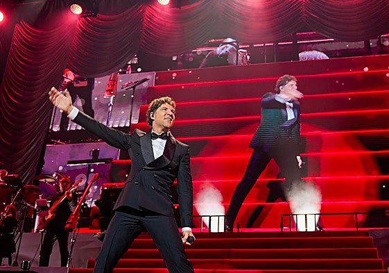 David Bisbal en la Plaza de Toros de Almería con su primer concierto navideño.